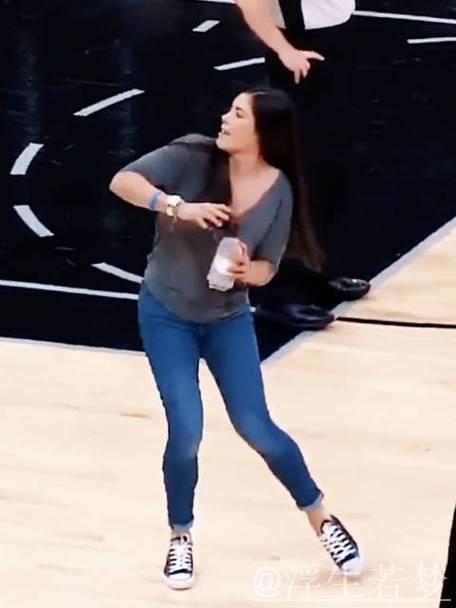 拉塞尔前女友与王哲林的扔毛巾对比,谁更“伤害”? 拉塞尔前女友与王哲林的扔毛巾对比,谁更“伤害”?